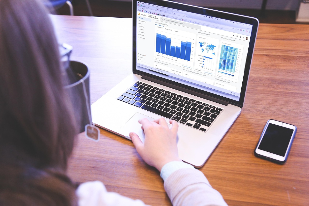 Auditoria de backlinks: análise do perfil de links e do tráfego de um site em um computador