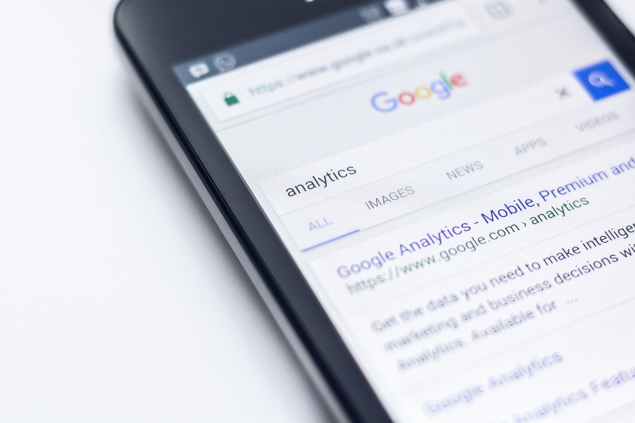 Google Tag Manager rastreando eventos de conversão em um celular com resultados do Google