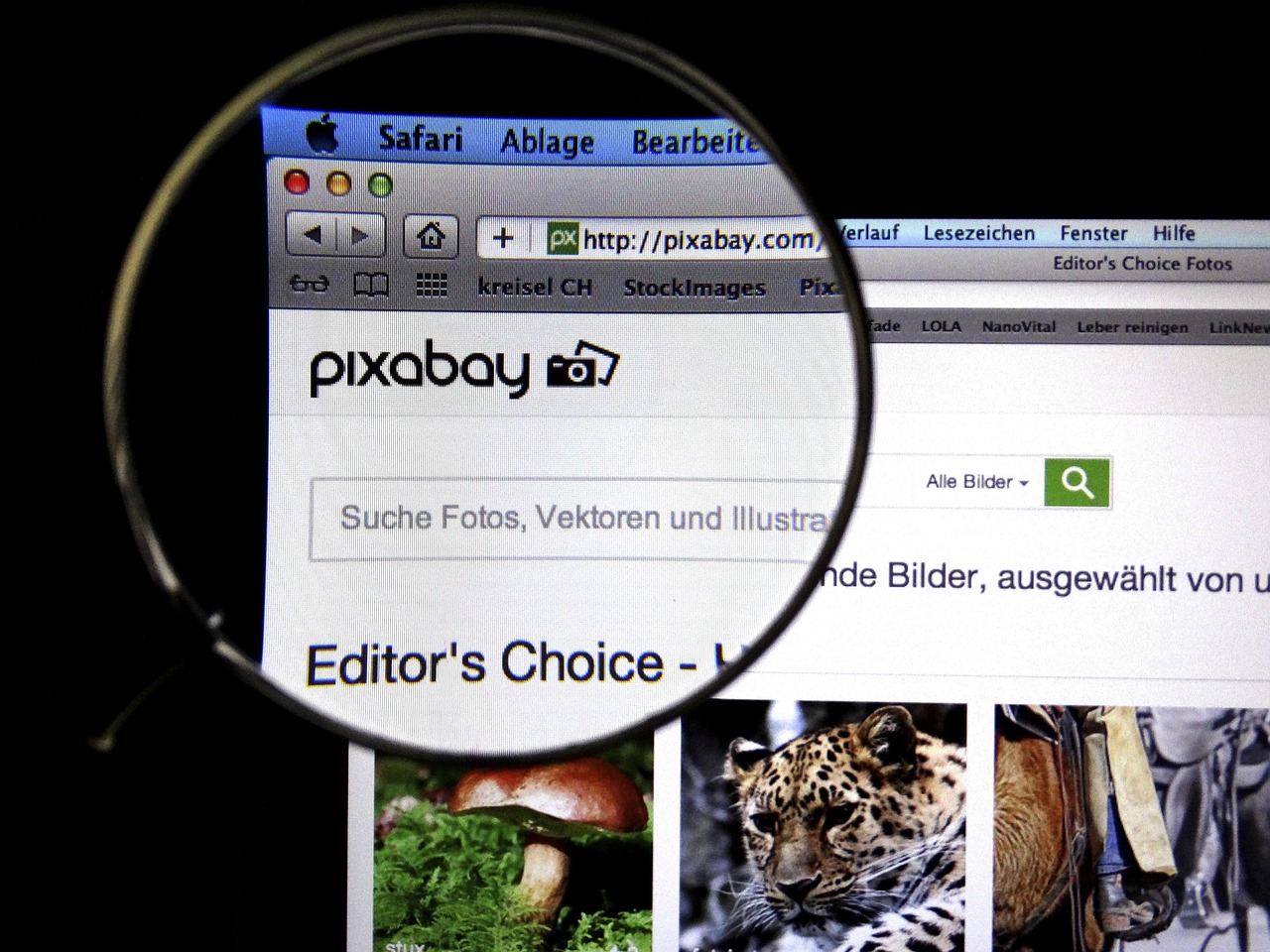Perguntas sobre meta description: lupa sobre página da web representando a busca no Google