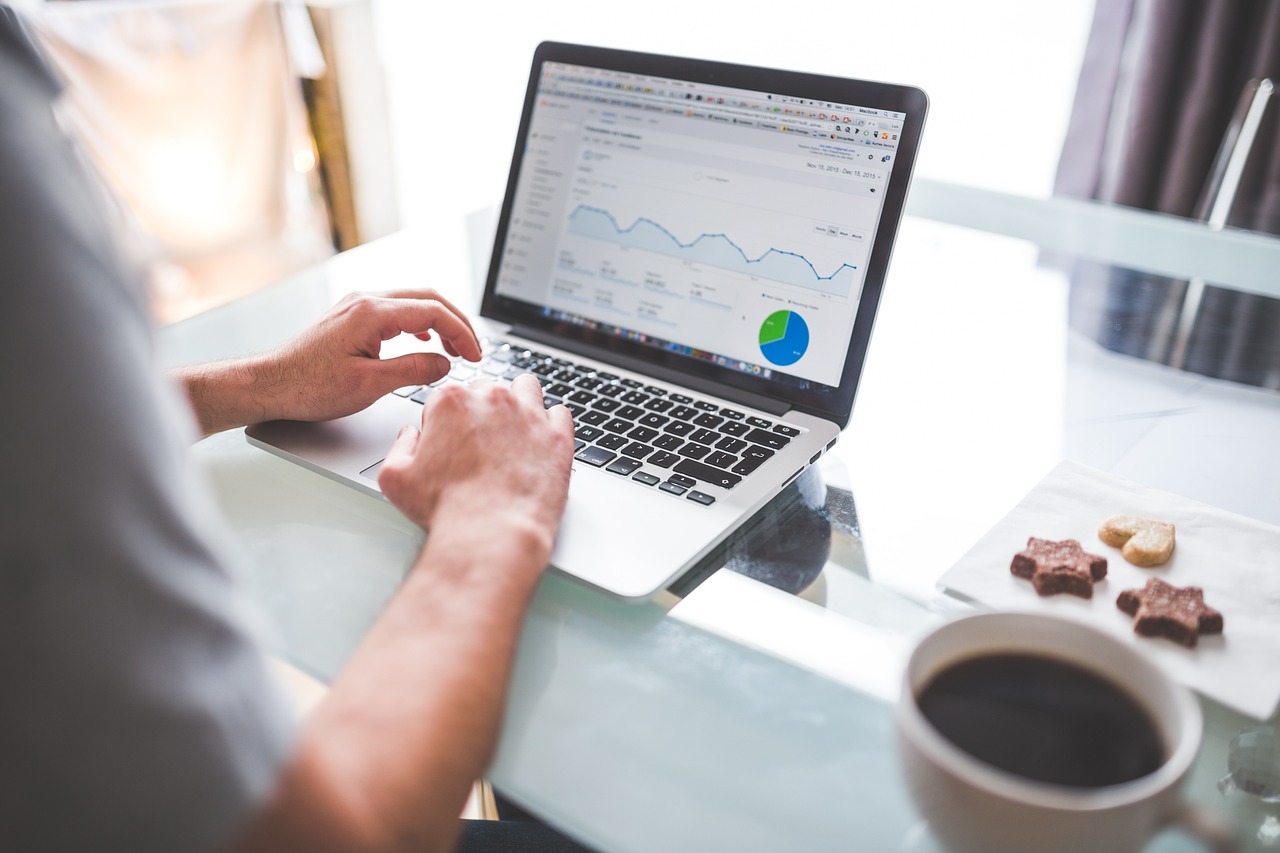 Robots.txt no Google Search Console: análise de rastreamento e cobertura em notebook